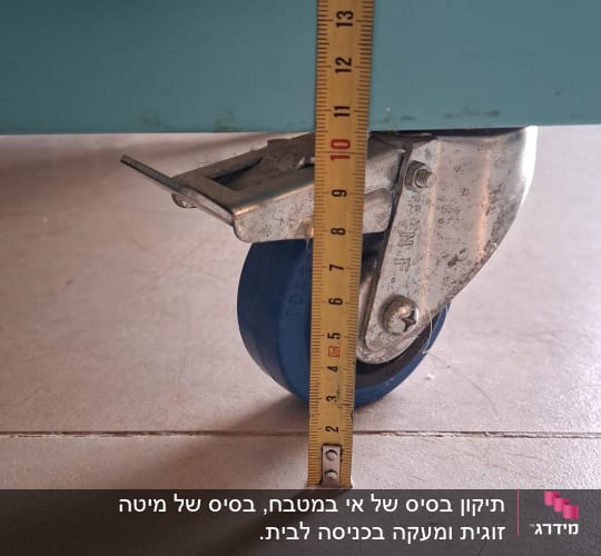 מדידת גלגל עם סרט מדידה על רצפה
